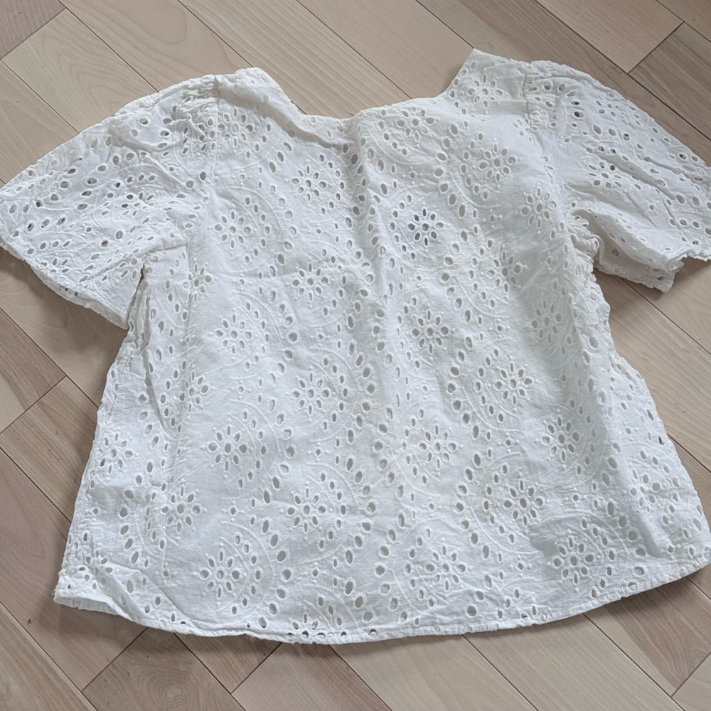 🤍 White Eyelet Top – V-Back Detail – Size Medium – Banana Republic